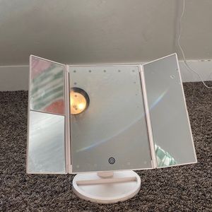 Foldable light up mirror